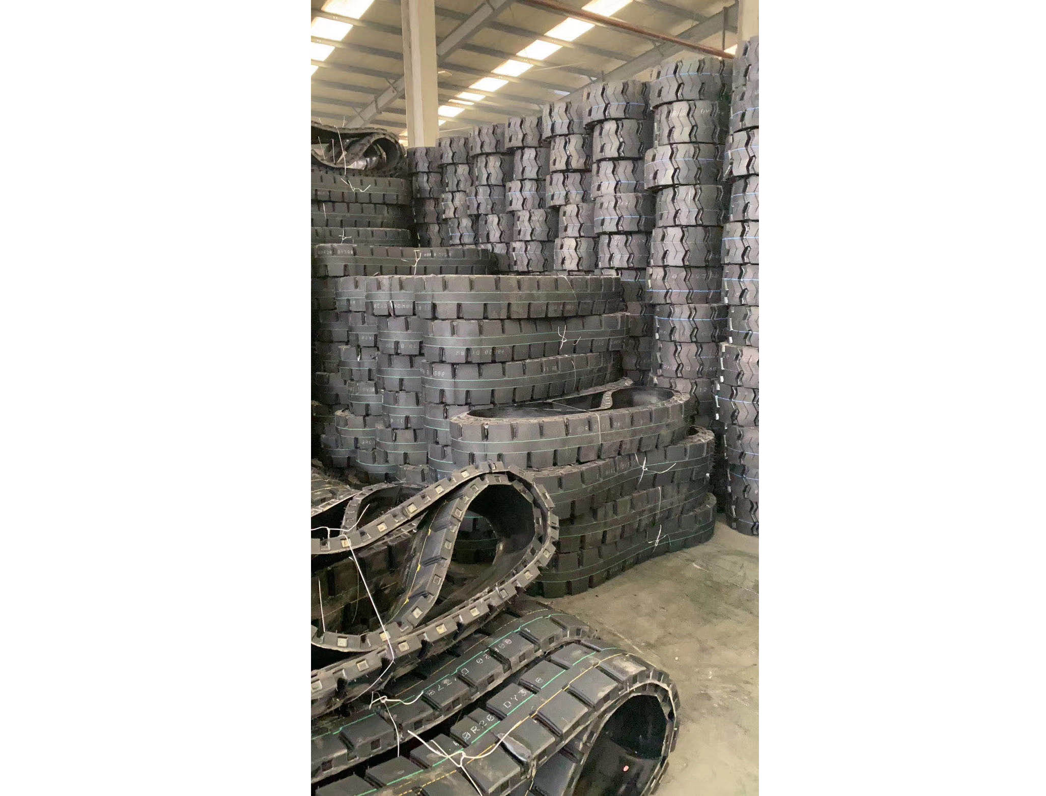 Round steel wire tyre tread